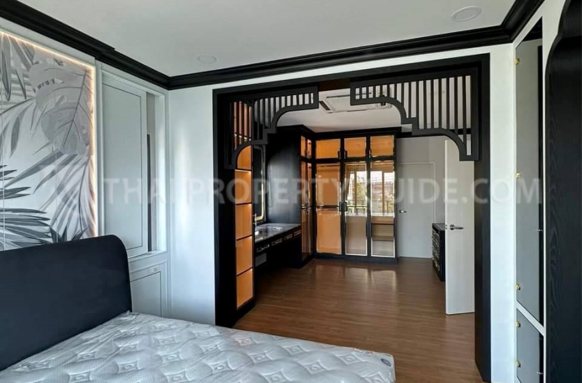 House with Shared Pool in Bangnatrad 